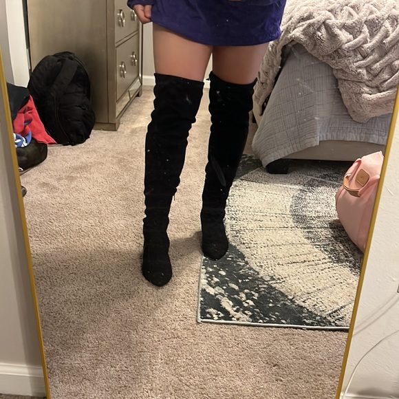 High-knee suede black boots. Zipper on side and tie on the knee. Size 6.5 - Picture 7 of 8